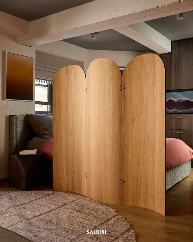 ✨ Elegance in motion.
AD JUST by Zeitraum is more than a screen: it’s a design statement that reshapes space with curved panels and leather straps.
Featured in the Bondi Space & Sight project, it adds privacy and character, blending seamlessly into the fluid lines of refined interior design.
A detail that makes all the difference. Always.

#salbini #zeitraum #bondispaceandsight #interiordesign #adjust #foldingscreen #modernspaces #contemporarydesign #interiorstyle #designselection #designworldwide #homestyling